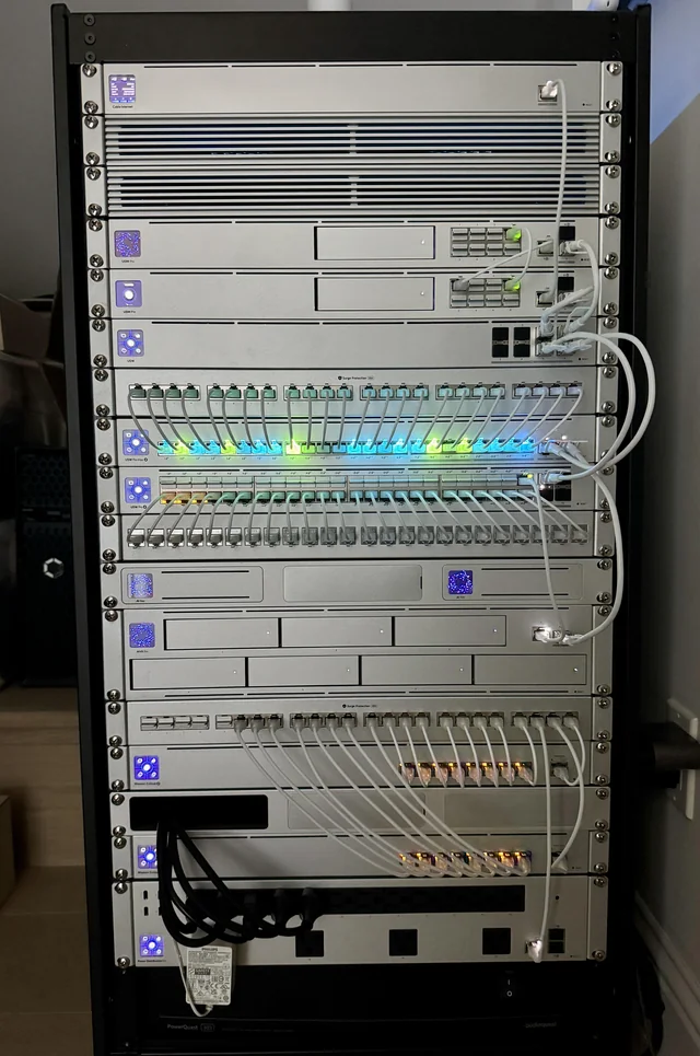 Rack profesional con infraestructura de red Ubiquiti UniFi